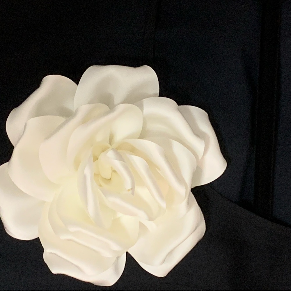 Elegant White Floral Brooch OR hair clip. - Picture 3 of 5